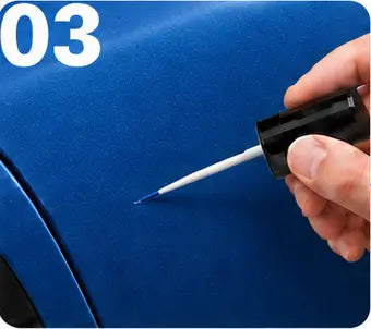 Application précise de peinture avec le pinceau du stylo retouche
