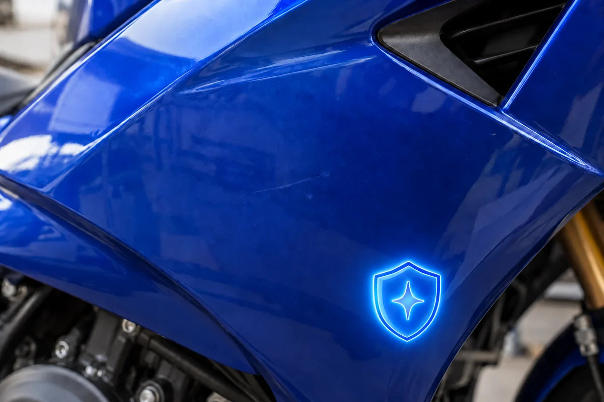 Carénage moto bleu après retouche avec bouclier de protection en bas à droite